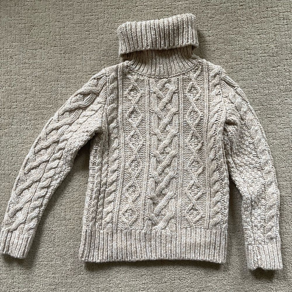 Thick and warm cableknit turtleneck sweater